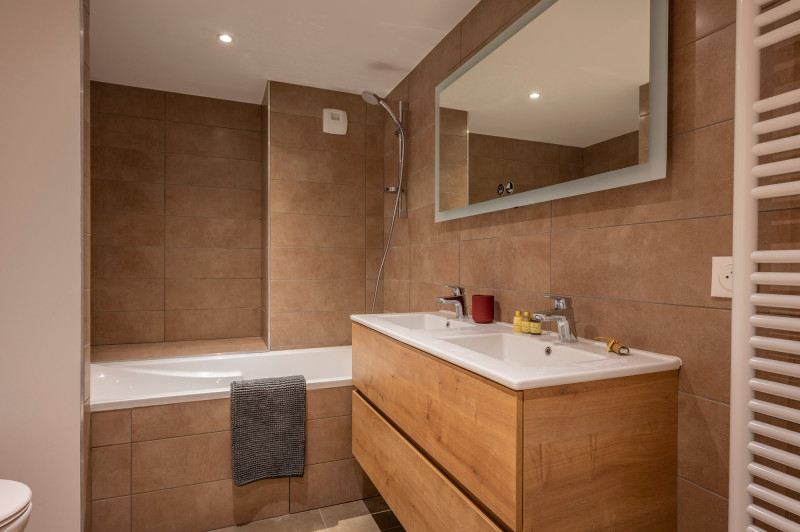 chalet-1066-solaret-B207-salle-de-bain-location-appartement-chalet-Les-Gets