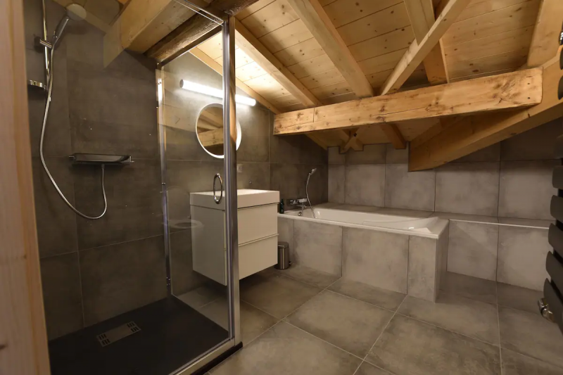chalet-alpine-loft-la-rocaille-salle-de-bain-douche-location-appartement-chalet-Les-Gets