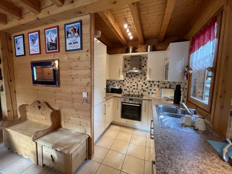 Chalet-bleu-cuisine-location-appartement-chalet-Les-Gets
