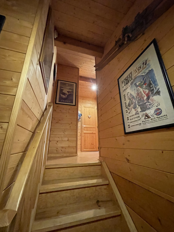 Chalet-bleu-escalier-location-appartement-chalet-Les-Gets