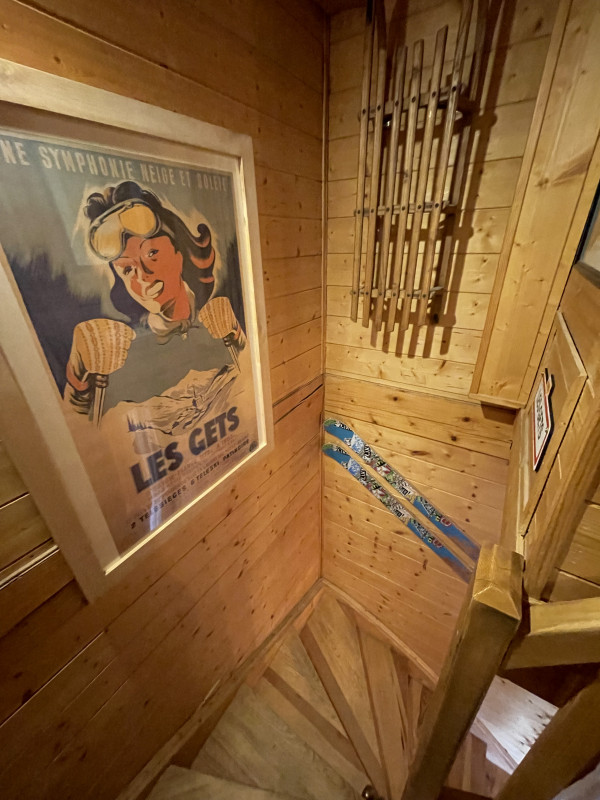 Chalet-bleu-escalier-location-appartement-chalet-Les-Gets