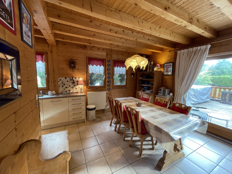 Chalet-bleu-salle-a-manger-location-appartement-chalet-Les-Gets