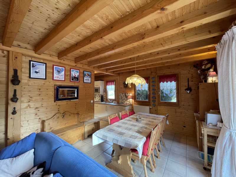 Chalet-bleu-salle-a-manger-location-appartement-chalet-Les-Gets