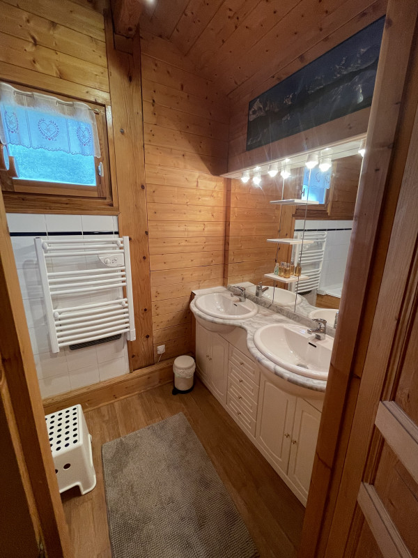 Chalet-bleu-salle-de-bain-location-appartement-chalet-Les-Gets