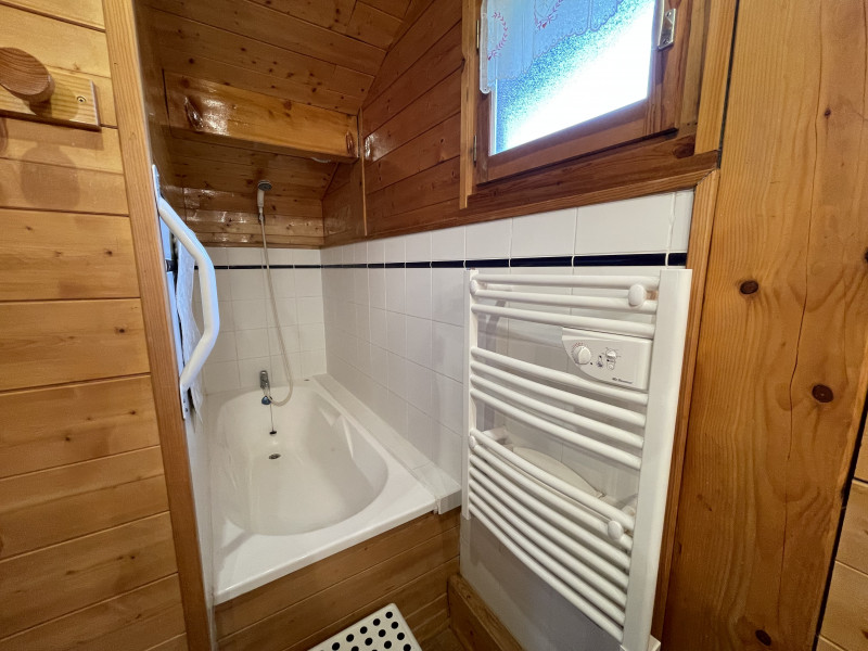 Chalet-bleu-salle-de-bain-location-appartement-chalet-Les-Gets