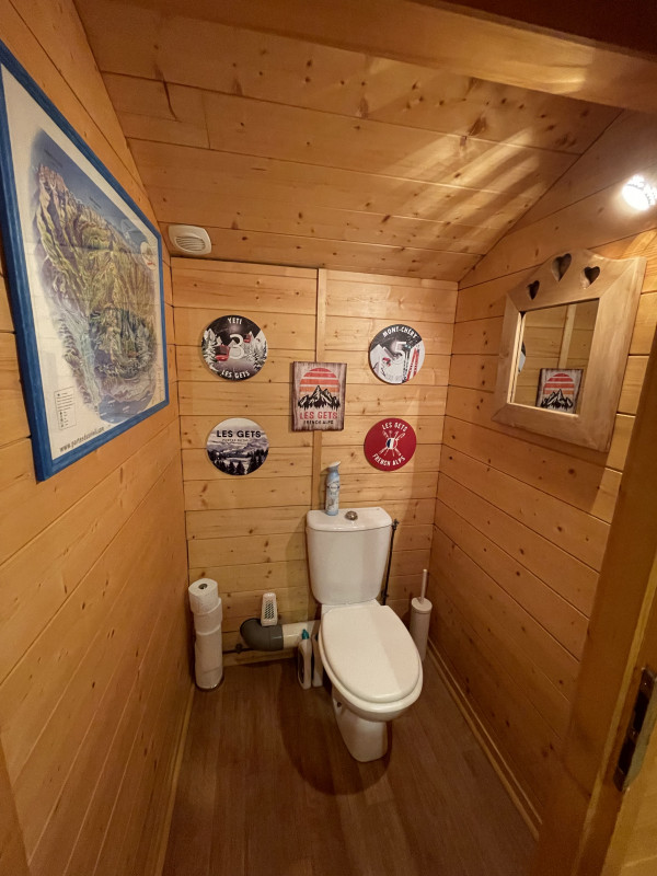 Chalet-bleu-toilettes-location-appartement-chalet-Les-Gets