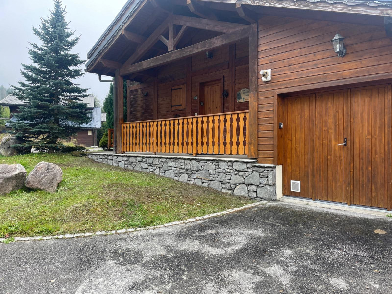 Chalet-bleu-vue-ete-location-appartement-chalet-Les-Gets