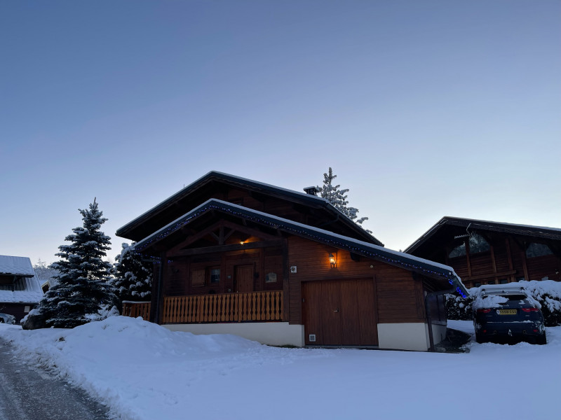 Chalet-bleu-vue-hiver-location-appartement-chalet-Les-Gets