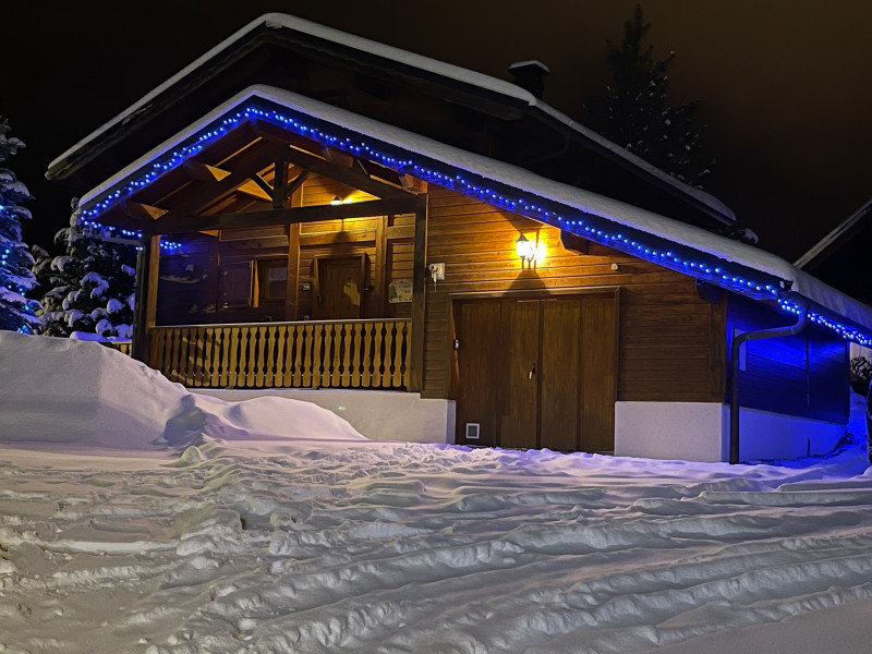 Chalet-bleu-vue-hiver-location-appartement-chalet-Les-Gets