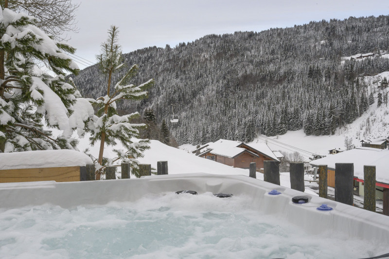 chalet-cocoon-vue-hiver-jaccuzi-location-appartement-chalet-Les-Gets