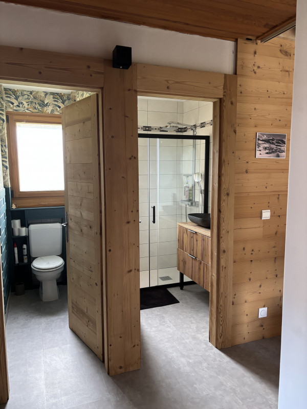 chalet-de-l-arbalou-couloir-toilettes-salle-de-bain-douche-location-appartement-chalet-Les-Gets chalet-de-l-arbalou-couloir-toilettes-salle-de-bain-douche-location-appartement-chalet-Les-Gets