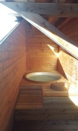 Chalet-des-Perrieres-balcon-jacuzzi-location-appartement-chalet-Les-Gets