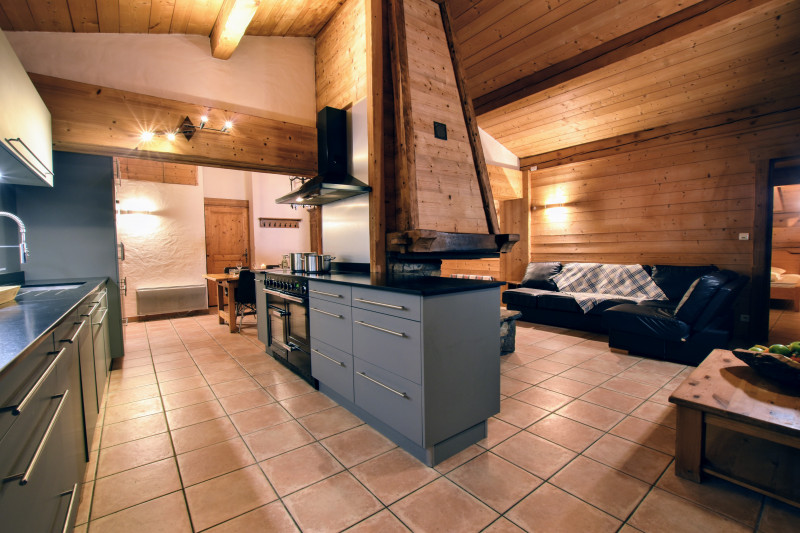 chalet-des-pistes-salon-salle-a-manger-cuisine-location-appartement-chalet-Les-Gets