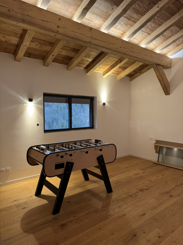 Chalet-Magy-1-salle-de-jeu-babyfoot-location-appartement-chalet-Les-Gets