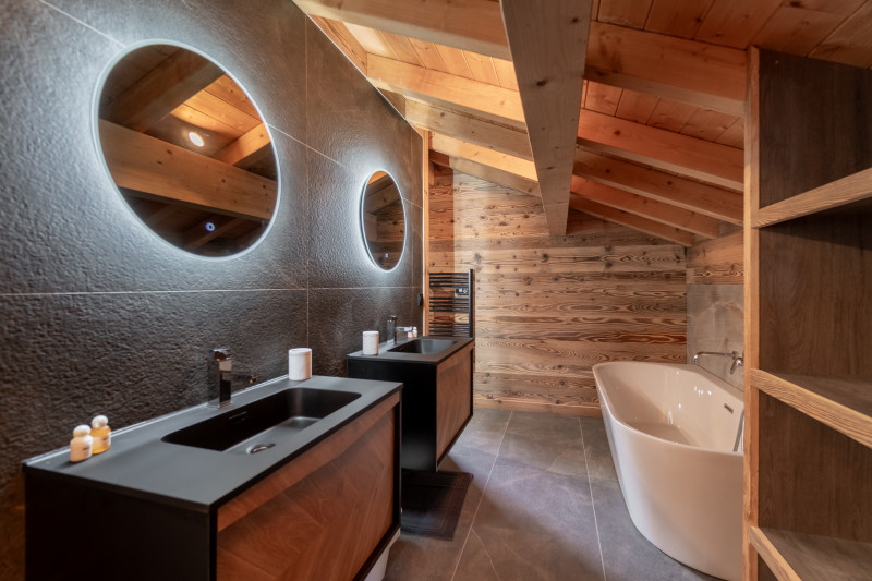Chalet-Monet-salle-de-bain-baignoire-location-chalet-appartement-Les-Gets Chalet-Monet-salle-de-bain-baignoire-location-chalet-appartement-Les-Gets