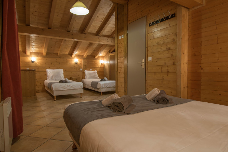chalet-novelin-ducrettet-chambre-lit-double-lits-simples-appartement-chalet-Les-Gets