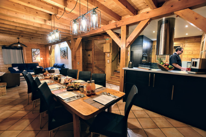 chalet-novelin-salle-a-manger-appartement-chalet-Les-Gets
