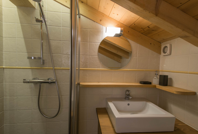 chalet-novelin-salle-de-bain-douche-appartement-chalet-Les-Gets