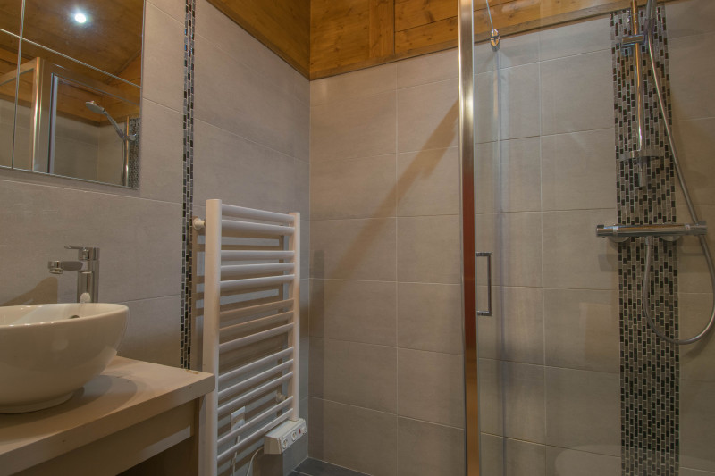 chalet-novelin-salle-de-bain-douche-appartement-chalet-Les-Gets