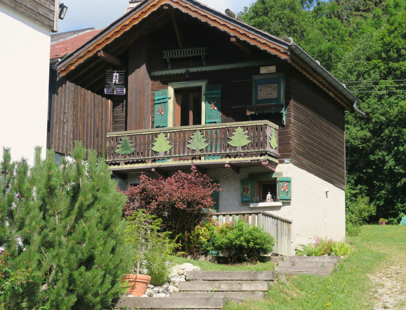 Chalet-Rocade-Mazot-exterieur-ete-location-appartement-chalet-Les-Gets
