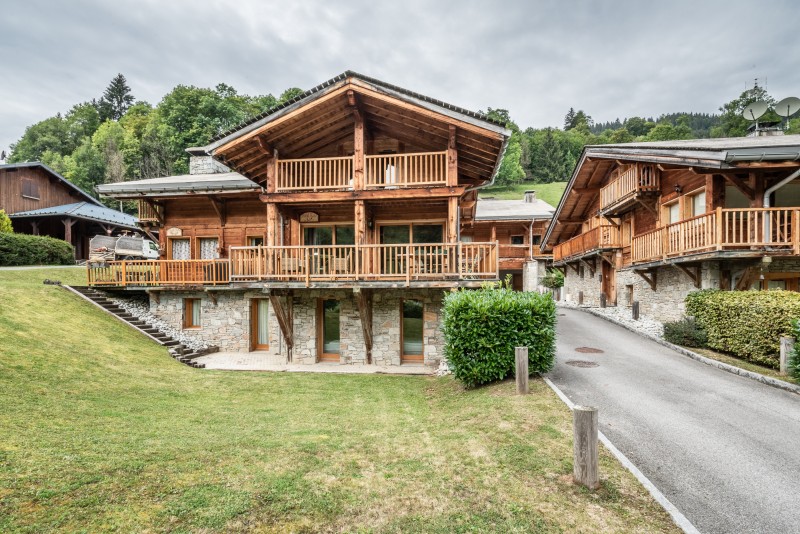 Chalet-Rose-vue-exterieur-ete-location-appartement-chalet-Les-Gets