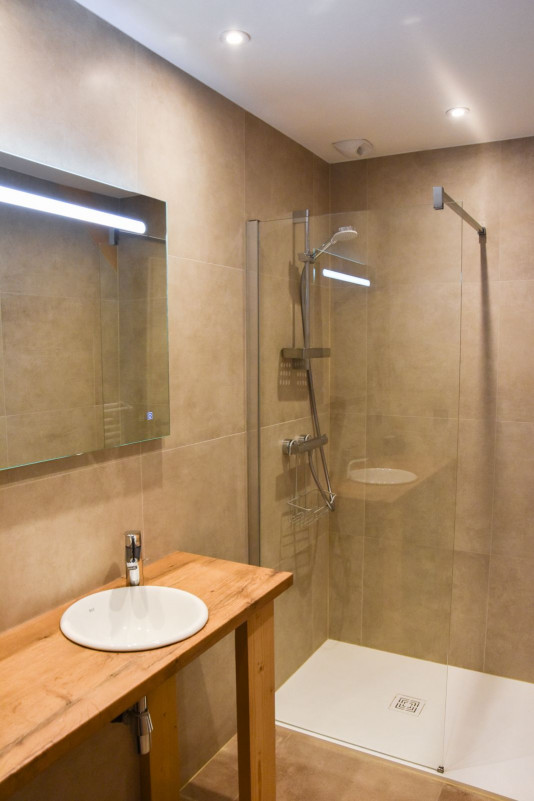 chaletcoppel2-salle-de-bain-douche-location-appartement-chalet-Les-Gets