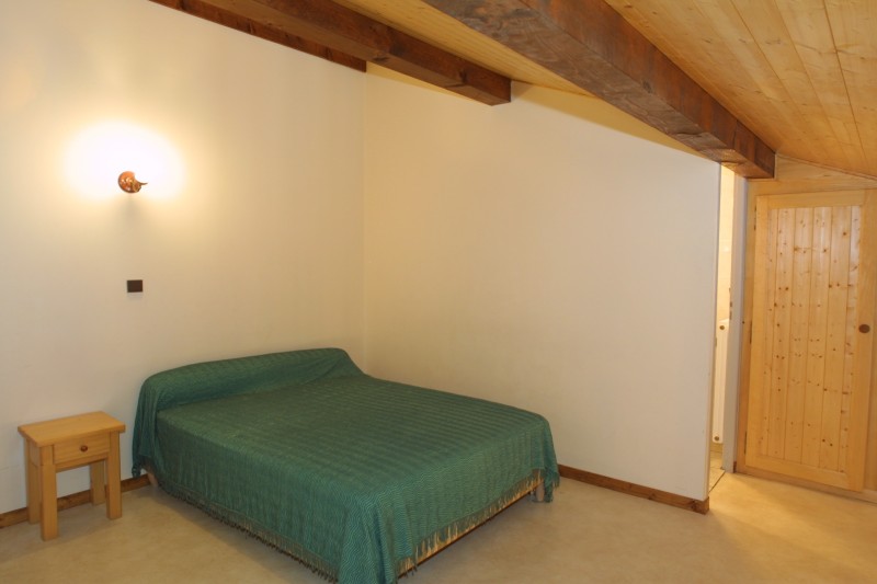 Chamioret-4-Bleuets-chambre-lit-double-location-appartement-chalet-Les-Gets