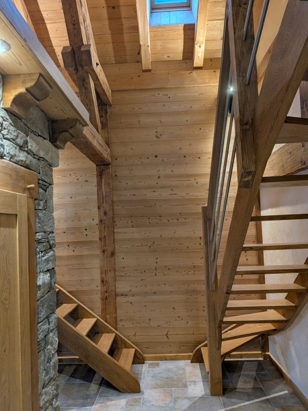 Chapuis-2-escaliers-acces-chambres-location-appartement-chalet-Les-Gets