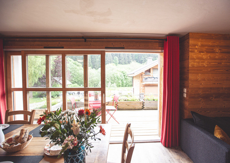 Chaumiere-2-salle-a-manger-terrasse-location-appartement-chalet-les-gets
