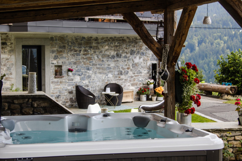 chez-l-angele-rosalie-exterieur-jacuzzi-les-gets-location-appartement-chalet