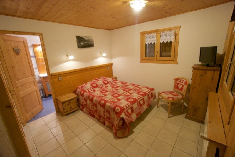 Chez-Rose-chambre-lit-double-location-appartement-chalet-Les-Gets