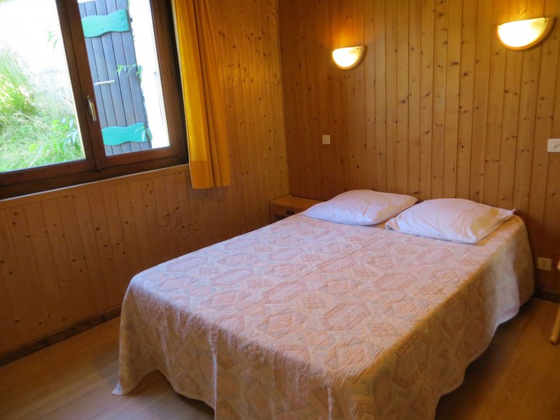 Corzolet-3-Ancolie-chambre-lit-double-location-appartement-chalet-Les-Gets