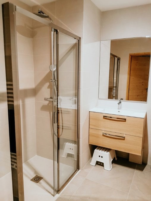 cottage-alpin-6-salle-de-bain-douche-location-appartement-chalet-Les-Gets