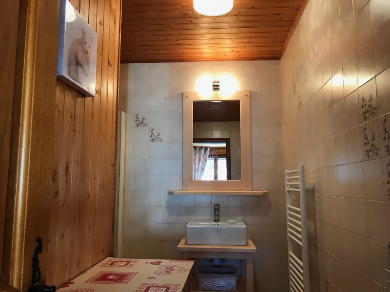 Cristaux-1-salle-de-bain-location-appartement-chalet-Les-Gets