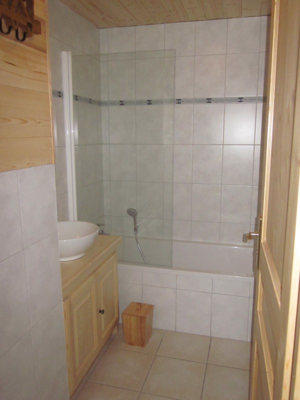 Daguet-1-salle-de-bain-location-appartement-chalet-Les-Gets