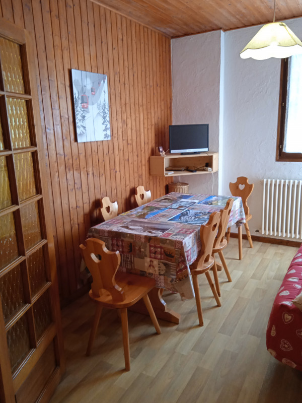 Flambee-salon-sejour-location-appartement-chalet-Les-Gets