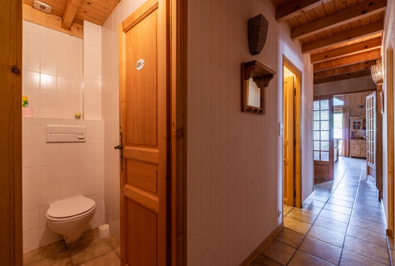 Forge-F-couloir-wc-location-appartement-chalet-Les-Gets