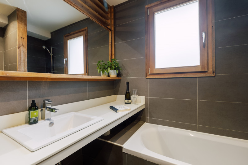 La-Rocade-1-salle-de-bain-location-appartement-chalet-Les-Gets