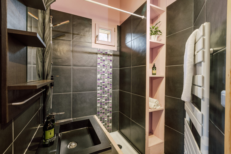 La-Rocade-2-salle-de-bain-douche-location-appartement-chalet-Les-Gets
