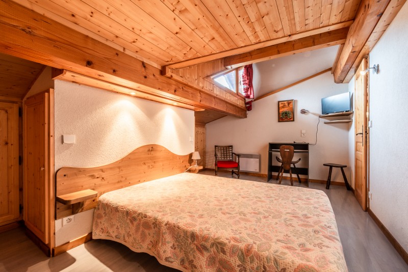 Lou-Baitandys-chambre-lit-double-location-appartement-chalet-Les-Gets