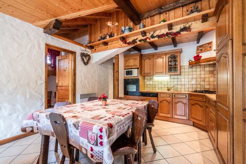 Lou-Baitandys-sejour-cuisine-salle-a-manger-location-appartement-chalet-Les-Gets