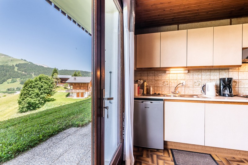 Lou-Kik-Notes-1-cuisine-vue-exterieure-location-appartement-chalet-Les-Gets