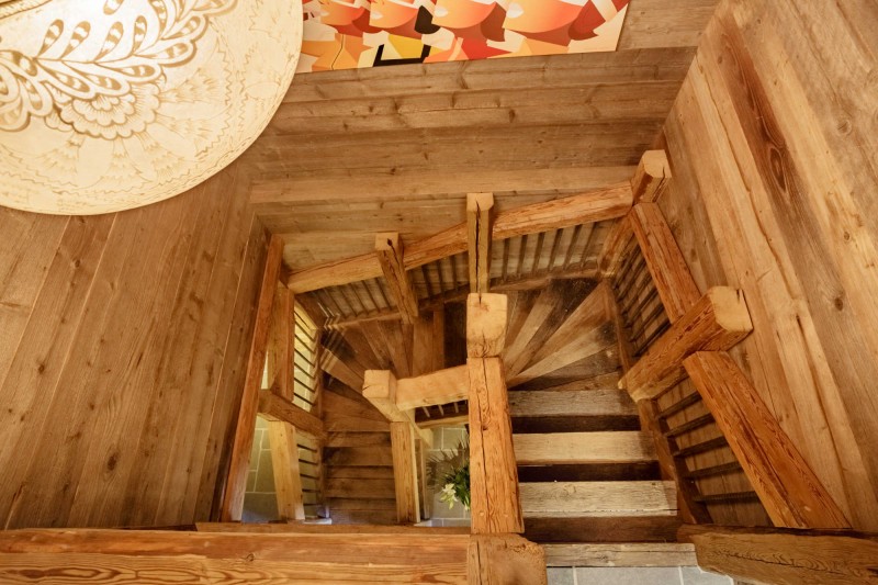 Maison-d-hiver-escalier-location-appartement-chalet-Les-Gets