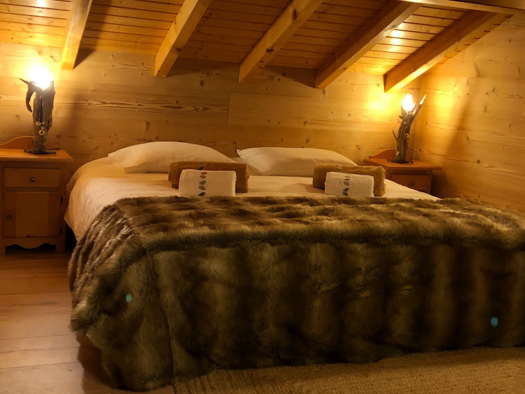 Manolou-chambre-lit-double-location-appartement-chalet-Les-Gets