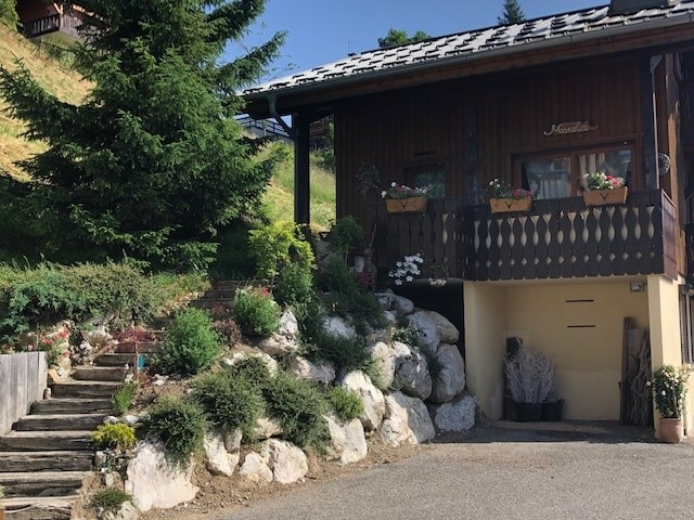 Manolou-extérieur-ete-vue-location-appartement-chalet-Les-Gets