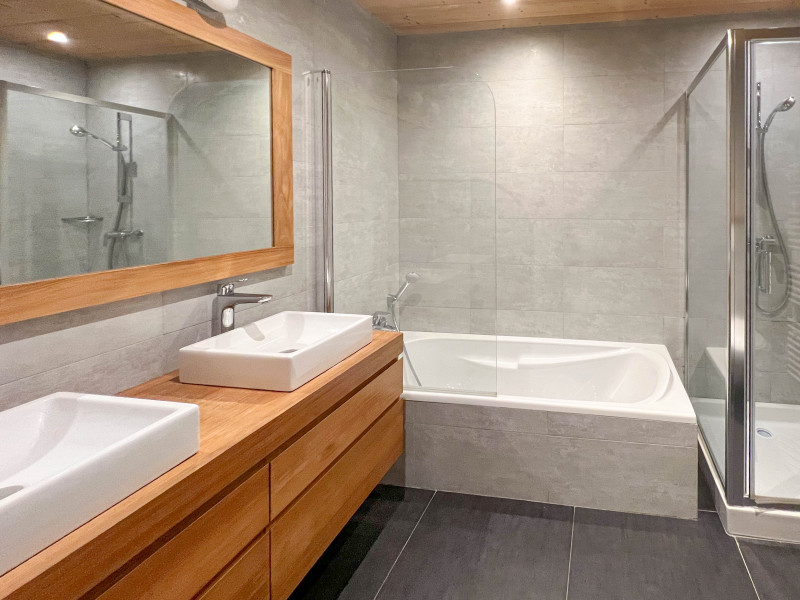 Marly-3-salle-de-bain-douche-baignoire-location-chalet-appartement-Les-Gets Marly-3-salle-de-bain-douche-baignoire-location-chalet-appartement-Les-Gets