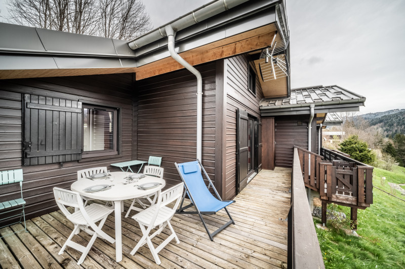Moudon-Chalet17-extérieur-terrasse-table-location-appartement-chalet-Les-Gets