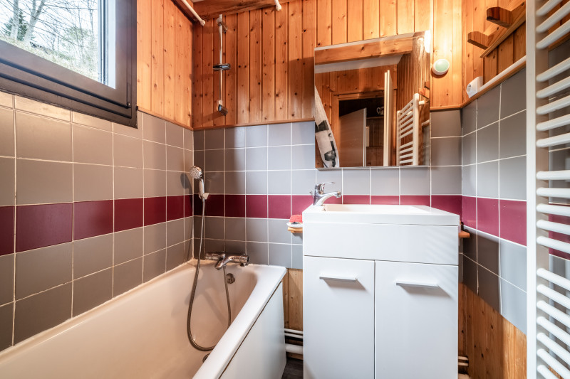 Moudon-Chalet17-intérieur-salle-bain-location-appartement-chalet-Les-Gets