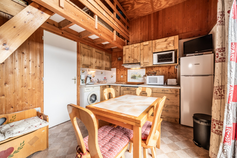 Moudon-Chalet17-intérieur-salon-cuisine-location-appartement-chalet-Les-Gets