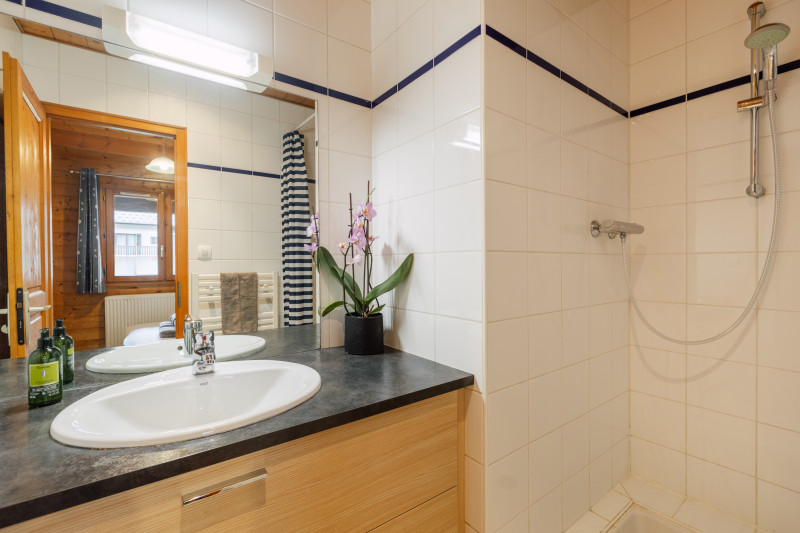 negritelles1-salle-de-bain-appartement-chalet-les-gets